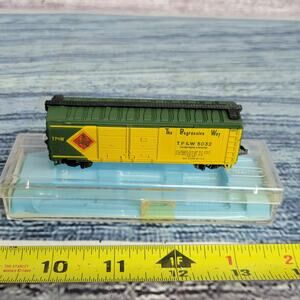 Vintage N scale The progressive way double door boxcar green & yellow with case